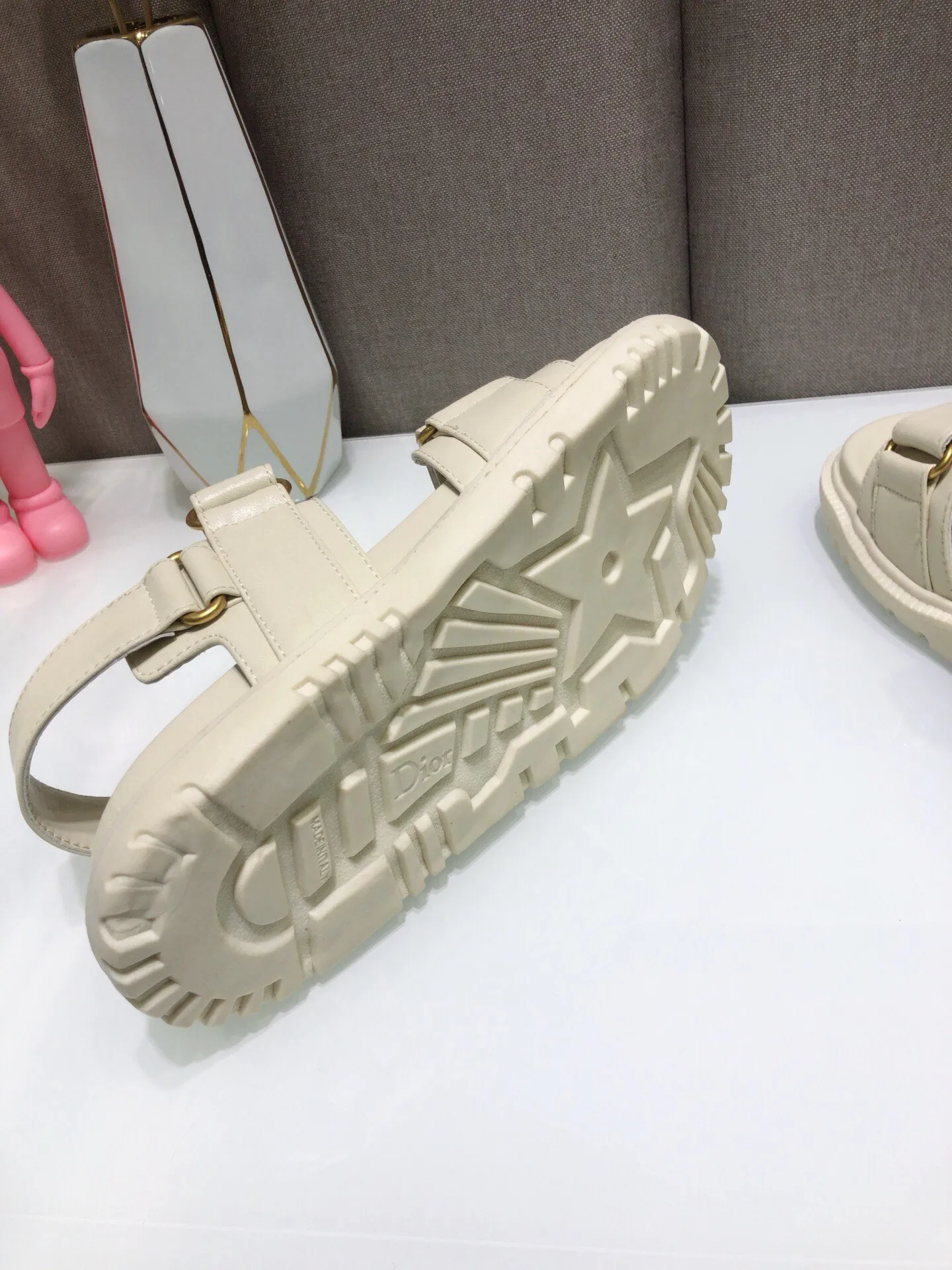 👟👟Ex-factory price P460👟👟 Women's shoes factory Dior Dior 2021 spring and summer catwalk new style Ract thick-soled casual women's shoes CD letter logo hardware buckle open-toe sandals Stars' same style flat-bottomed round-toe retro beach shoes Top version on the market Material: imported calfskin upper/imported metal cowhide + cowhide feet + water-dyed sheepskin lining + original molded T👟👟Ex-factory price PU outsole Size: 35-40 (customized for 40, non-refundable)
